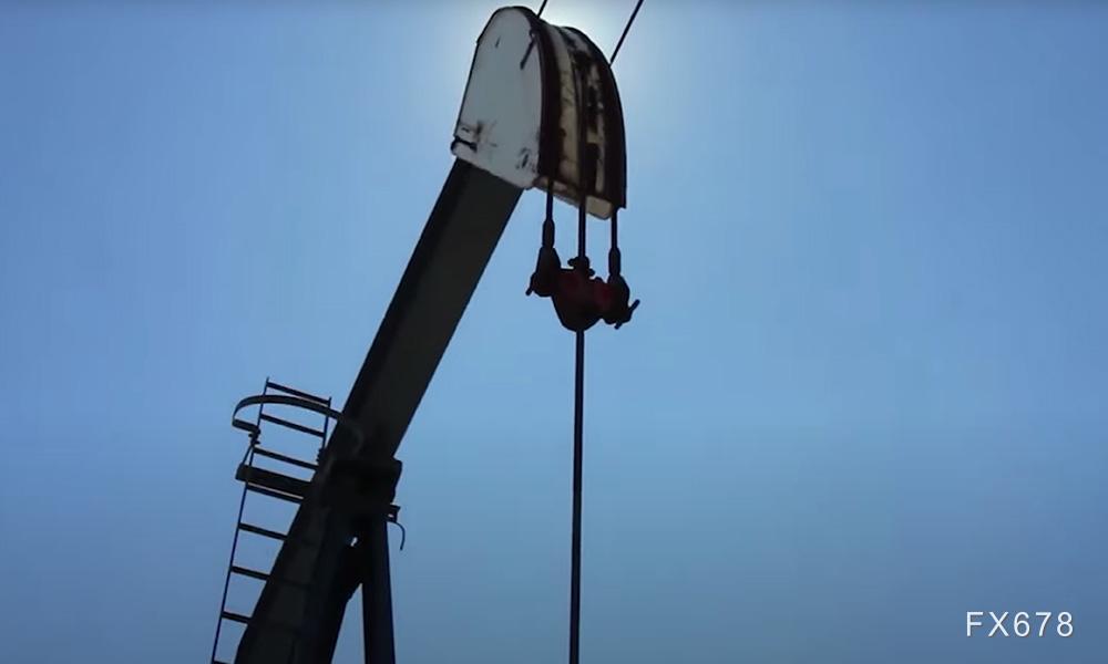 原油多重利空压顶！逼近2025年低点，下行压力加剧(图1)